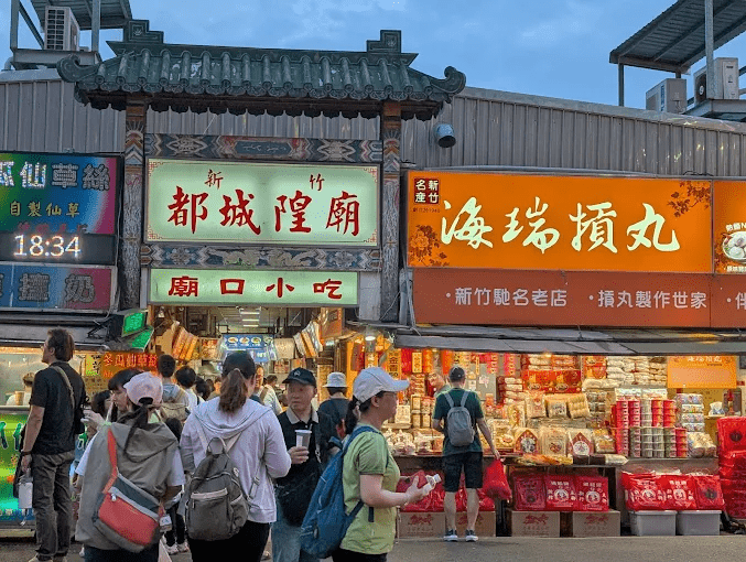 走出新竹火車站那一刻，老城的聲音與味道迎面而來，一段剛好的散策就此展開