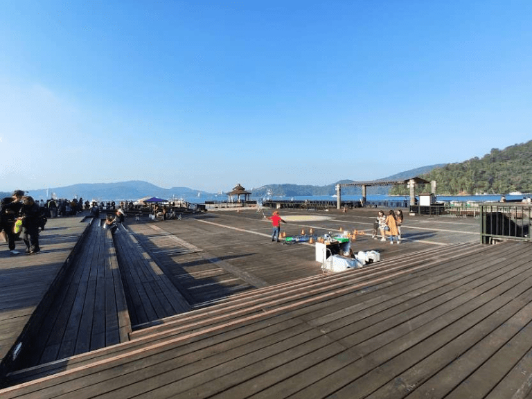 沿著湖岸走進日月潭伊達邵碼頭，在老街香氣與水色交會之間慢慢坐下來看一場夕陽