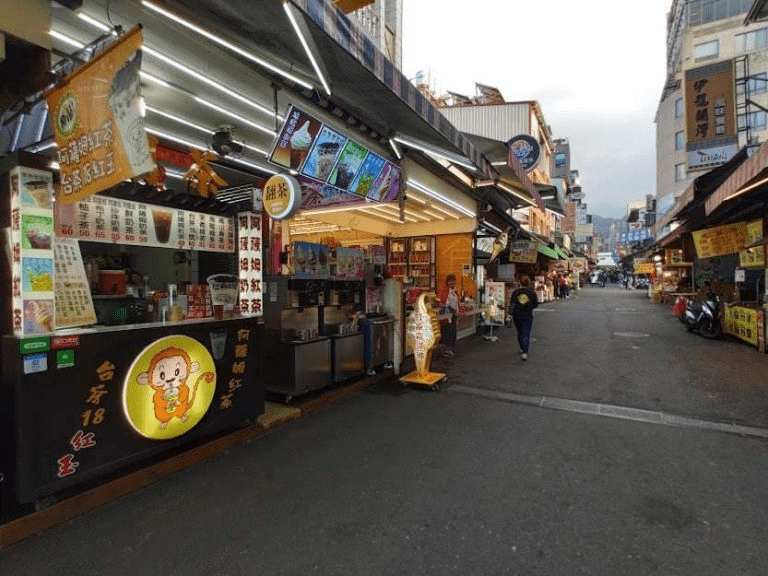 沿著湖岸走進日月潭伊達邵碼頭，在老街香氣與水色交會之間慢慢坐下來看一場夕陽