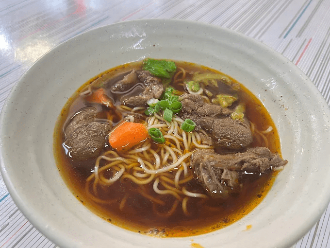 沿著湖岸走進日月潭伊達邵碼頭，在老街香氣與水色交會之間慢慢坐下來看一場夕陽