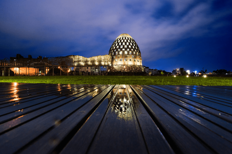 午後走在嘉義街頭,從公園樹影到木都街景串成一條剛剛好的嘉義必去景點路線