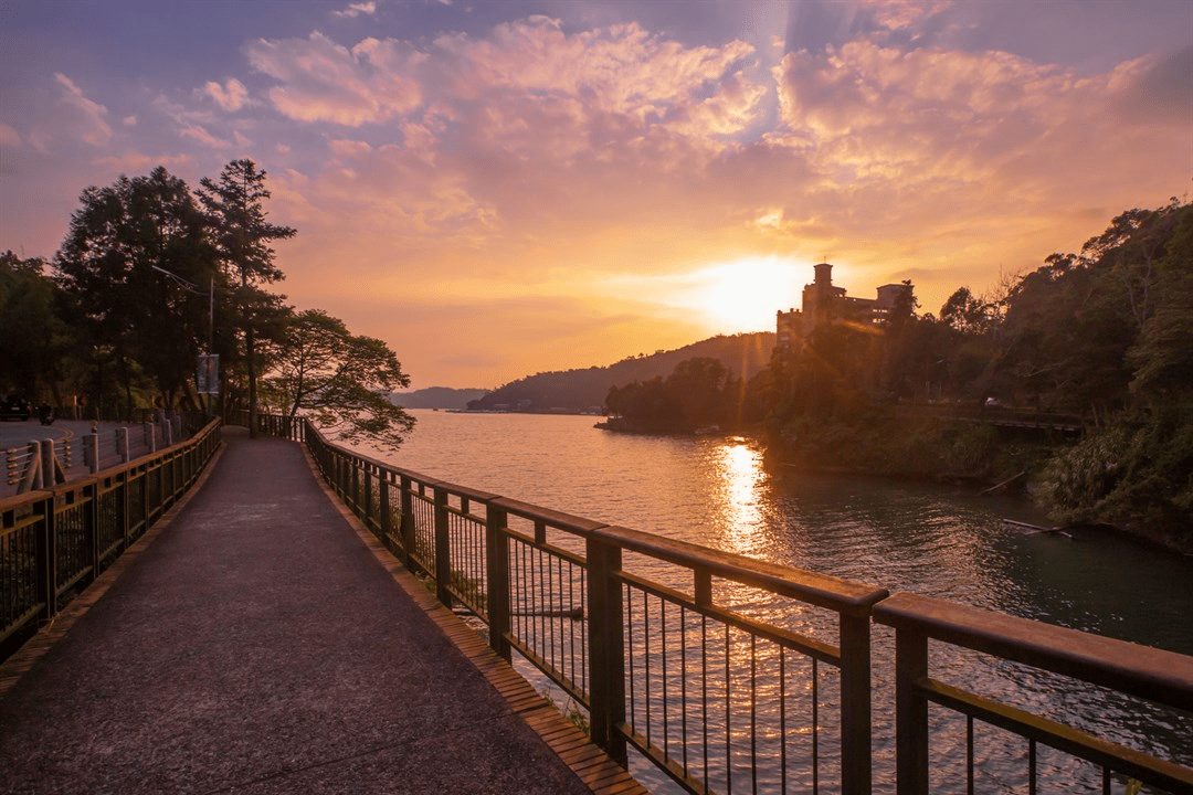 沿著山霧與湖光慢慢走進南投，把一天交給森林與湖泊交織的自然風景線