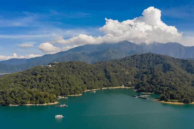 沿著山霧與湖光慢慢走進南投，把一天交給森林與湖泊交織的自然風景線