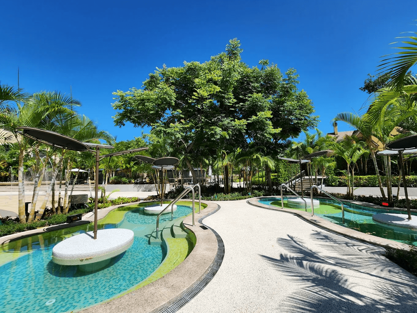 園區夜景璀璨迷人，溫泉設施完善，提供極致放鬆體驗