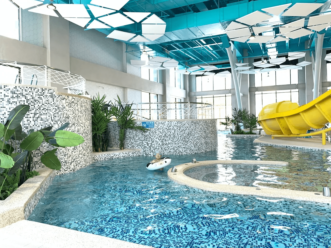 寬敞舒適的室內水療區，提供多樣化的水柱與按摩設施