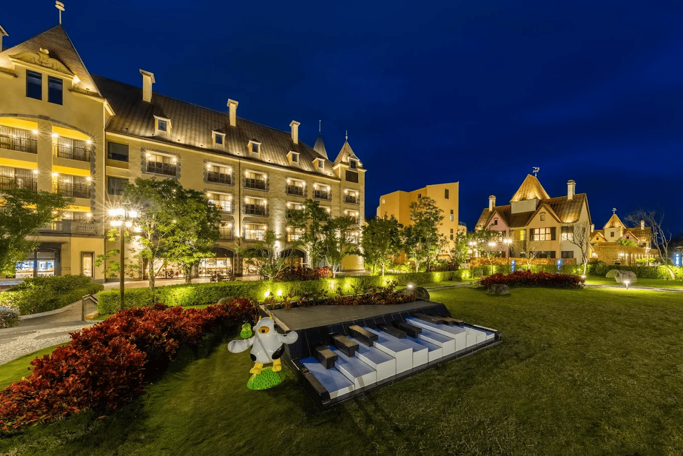 客房設計典雅寬敞，大面窗戶引進自然光線與山景