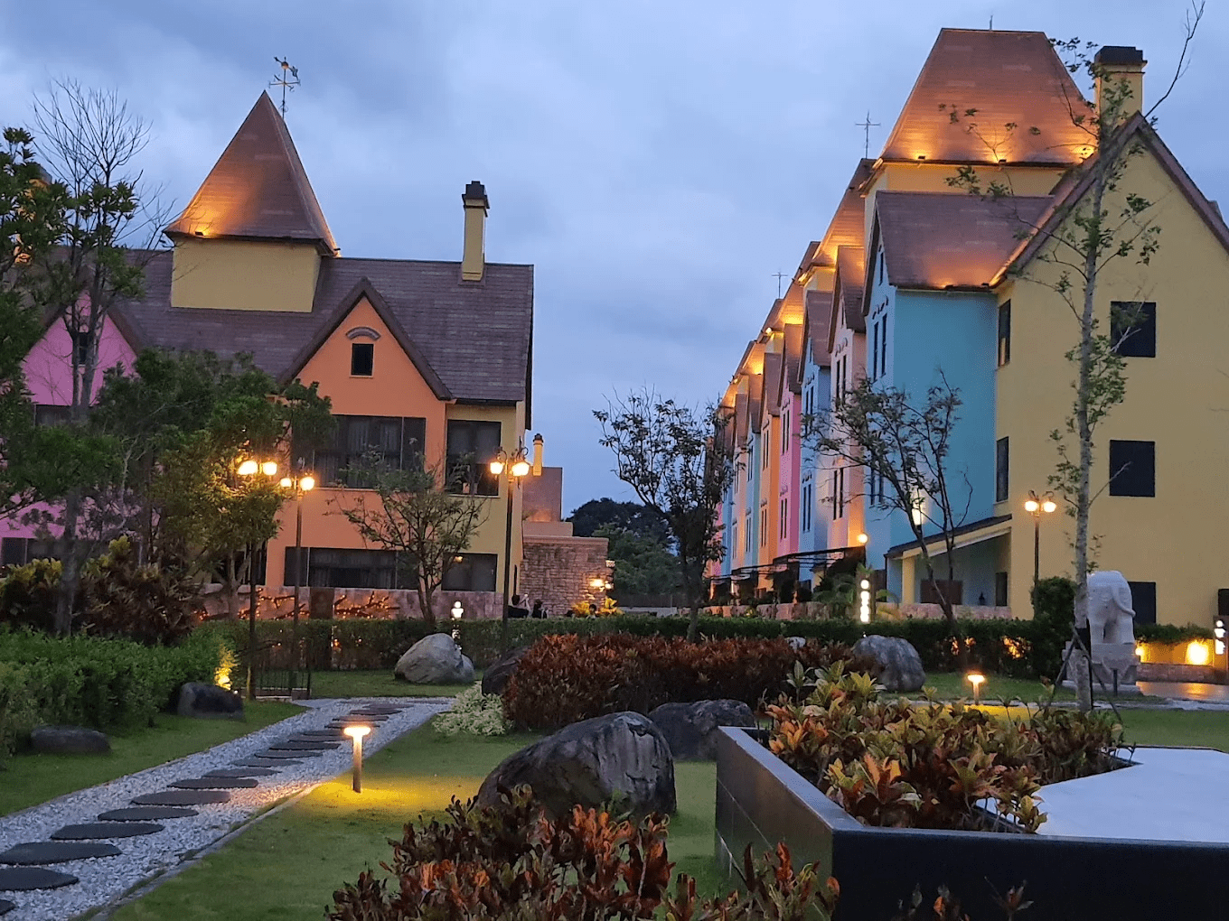 酒店周邊環境清幽，遠山繚繞，是遠離塵囂的理想之地