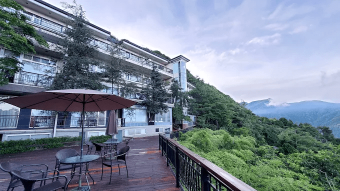 當霧從湖面升起、山色靠近窗邊，這趟南投住宿，剛好讓人想多住一晚