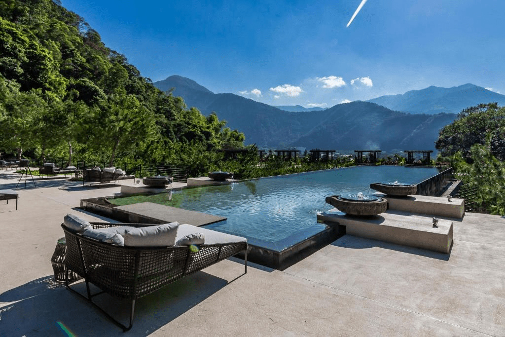 當霧從湖面升起、山色靠近窗邊，這趟南投住宿，剛好讓人想多住一晚