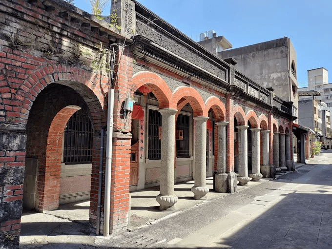 走在頭城老街，古樸的紅磚建築與安靜的街道，訴說著開蘭第一城的往日榮景