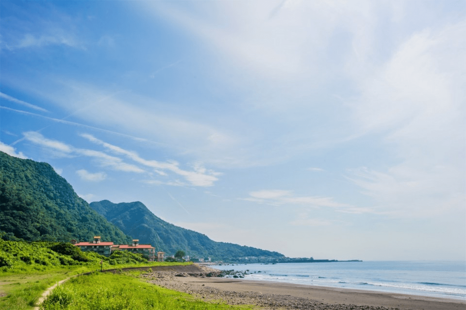 蜜月灣以其優美的半月形海灣著稱，是靜賞夕陽與海濤聲的浪漫場所