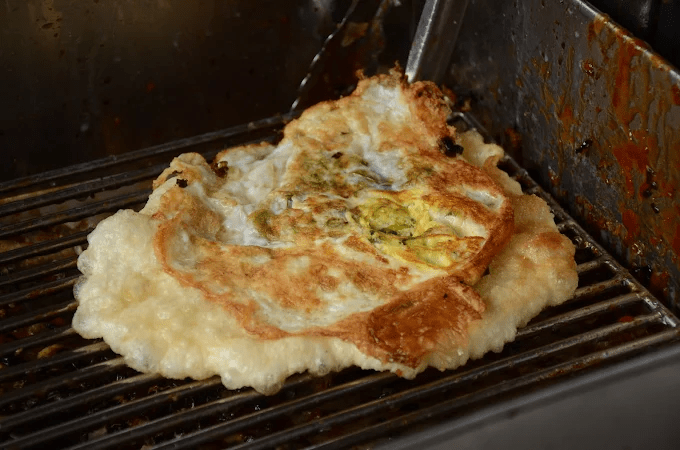 熱騰騰的炸蛋蔥油餅是頭城的超人氣美食，香氣四溢令人垂涎欲滴