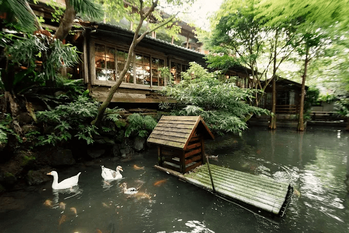 夜色降臨苗栗山城，住進適合多人住宿的空間，讓相聚不被打擾