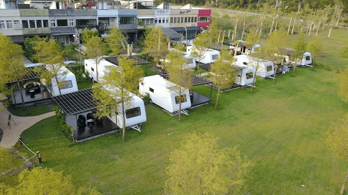 在山海之間慢慢住下來，跟著露營車住宿把日子留給風、光與夜色流動的一晚