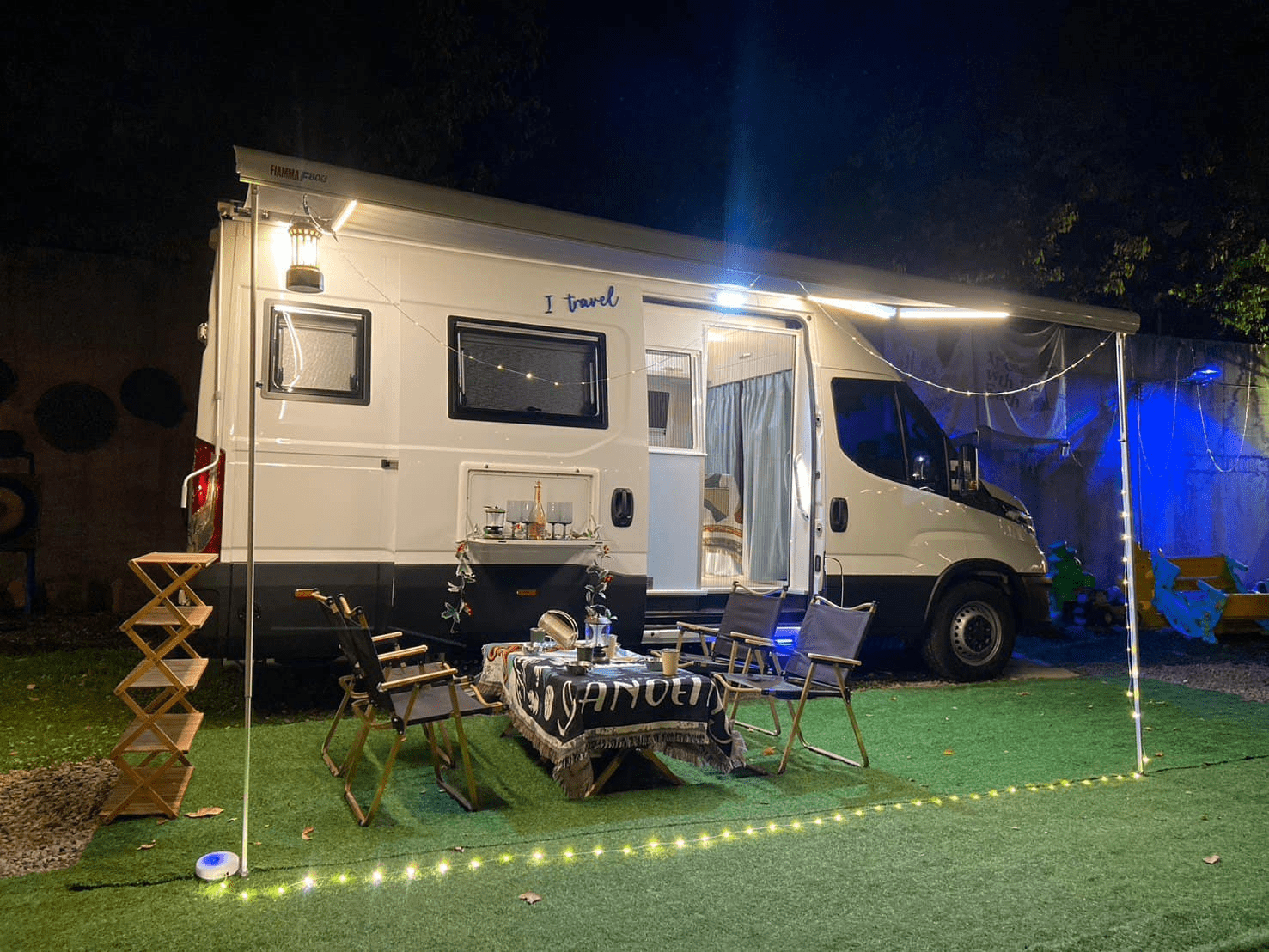 在山海之間慢慢住下來，跟著露營車住宿把日子留給風、光與夜色流動的一晚