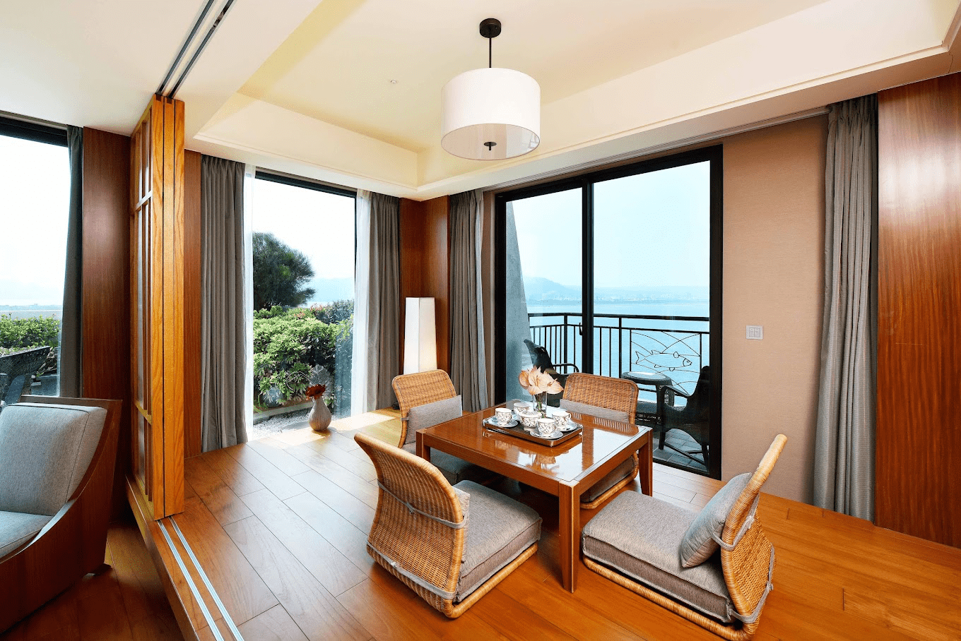 在海岸、城市之間來回切換，用福容大飯店串起一段不趕行程的台灣旅行