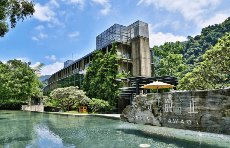 在山林與清水模之間，走進泰安觀止會館，用溫泉與山風找回身體的節奏