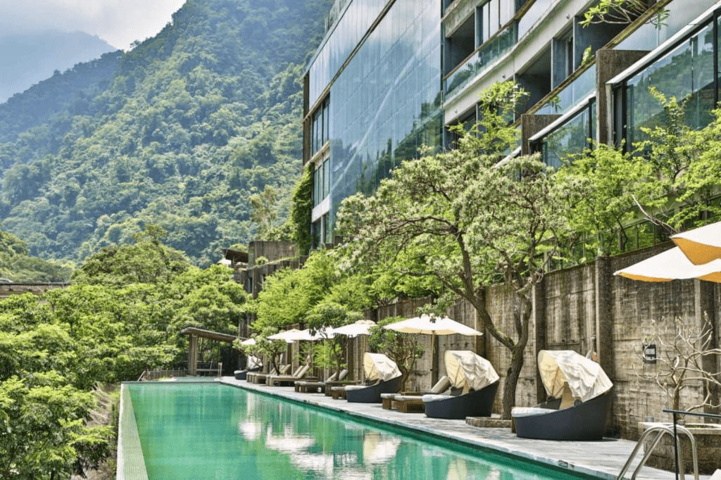 在山林與清水模之間，走進泰安觀止會館，用溫泉與山風找回身體的節奏