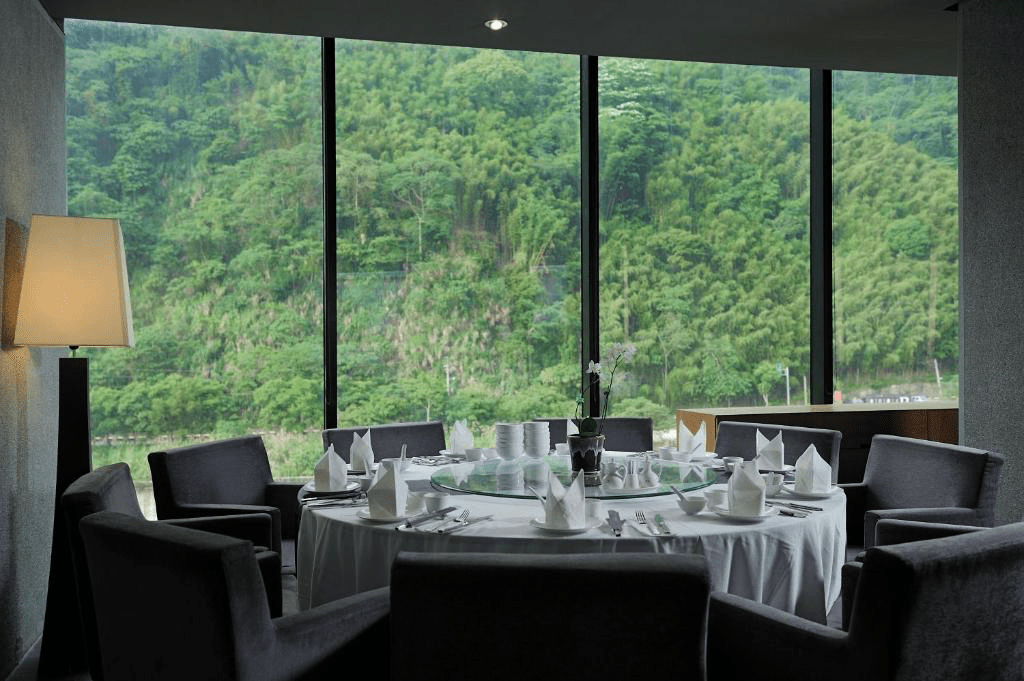 在山林與清水模之間，走進泰安觀止會館，用溫泉與山風找回身體的節奏