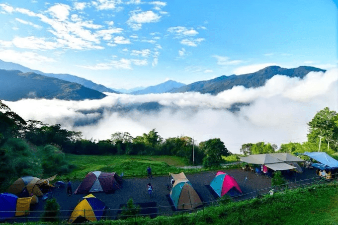 沿著山路走進南投露營區，在森林與星空之間體驗奢華露營慢慢展開的夜晚