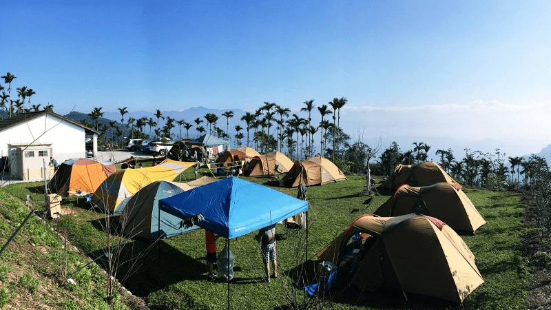 沿著山路走進南投露營區，在森林與星空之間體驗奢華露營慢慢展開的夜晚
