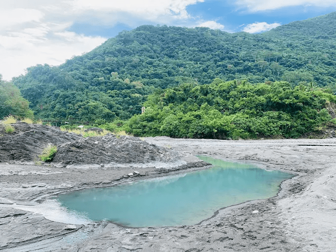 台東金崙溪畔的野溪溫泉，旅人在河床石縫間尋找湧泉，體驗大自然最原始的溫度