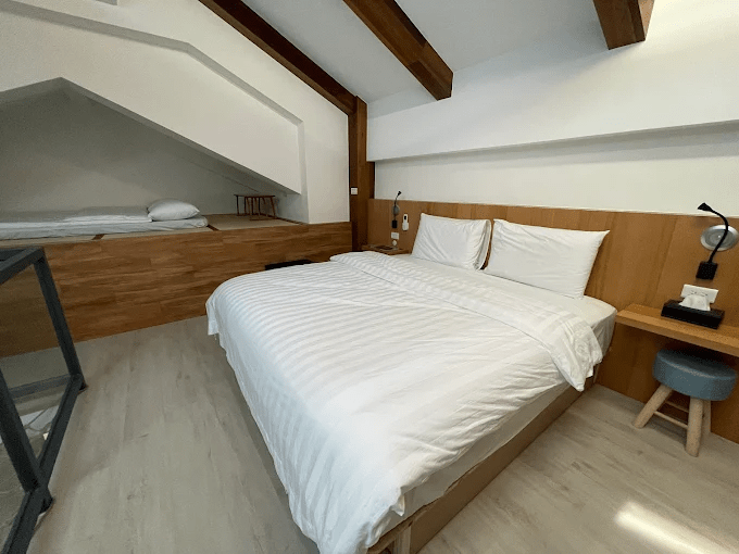 台東金崙溫泉民宿室內空間，提供安靜且具備私密性的泡湯環境，讓旅人徹底放鬆