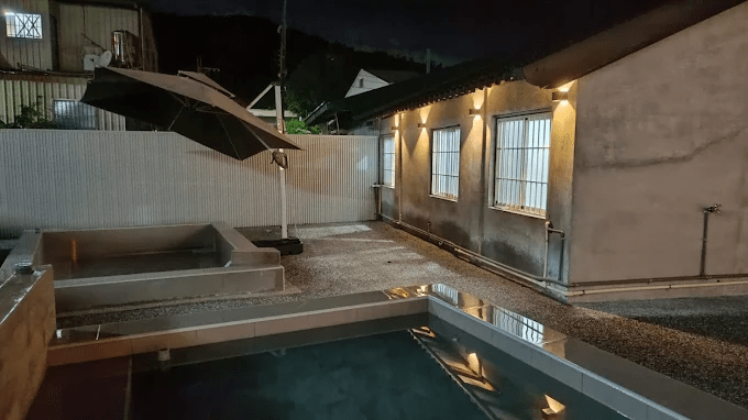 清晨的陽光灑進金崙民宿房間，窗外山景如畫，是開啟一天溫泉旅程的最佳方式