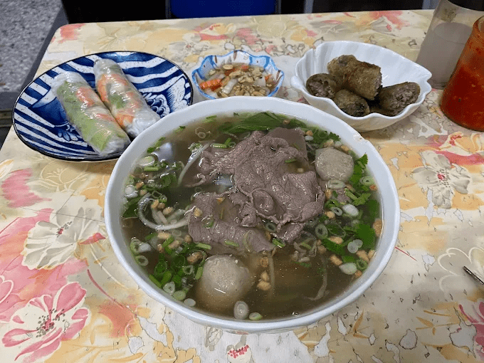 午後抵達台東，住進知本溫泉旅宿，在山谷裡泡湯過夜，讓身體先回家