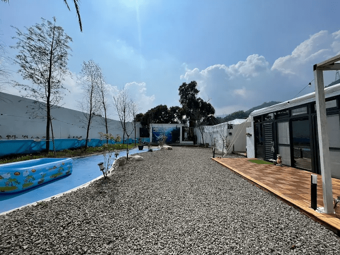 沿著山路走進南投露營區，在森林與星空之間體驗奢華露營慢慢展開的夜晚