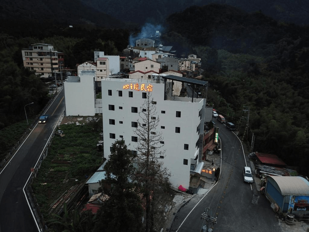 捨不得下山又不想早起，就在杉林溪選一晚森林住宿，把時間留給山裡
