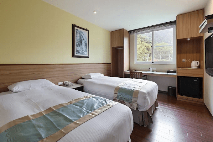 從妖怪村黃昏走到溪頭清晨，用一晚貼近森林的住宿把南投旅程接起來