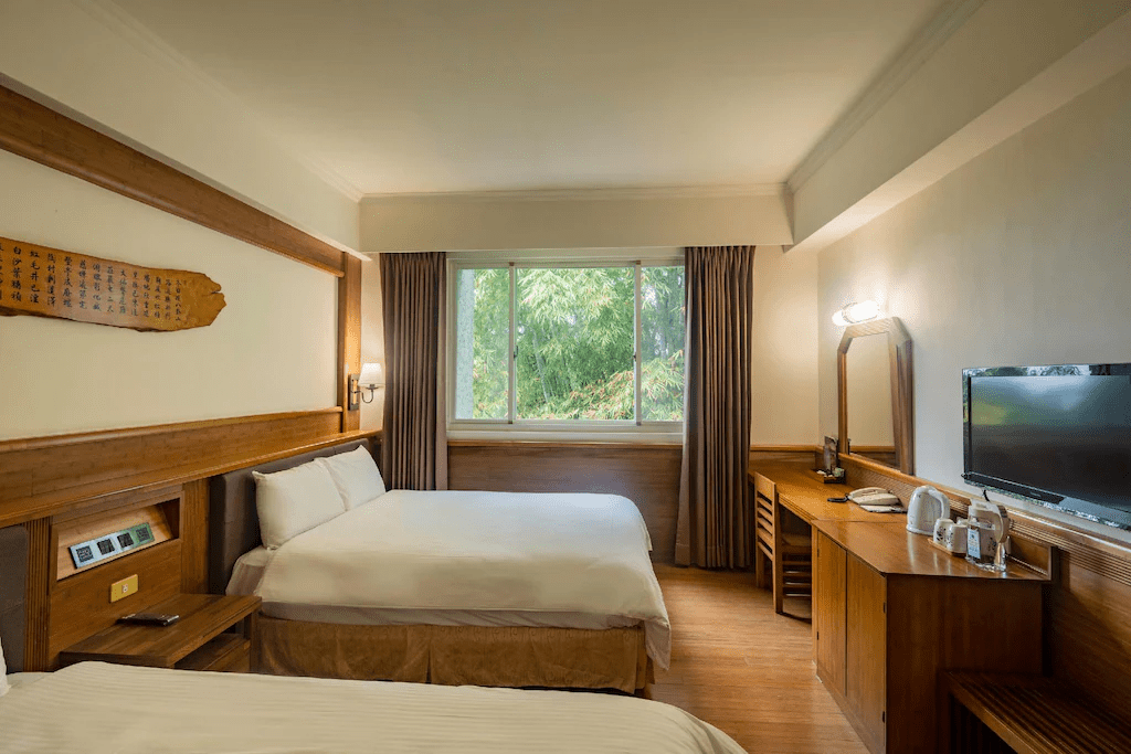 從妖怪村黃昏走到溪頭清晨，用一晚貼近森林的住宿把南投旅程接起來