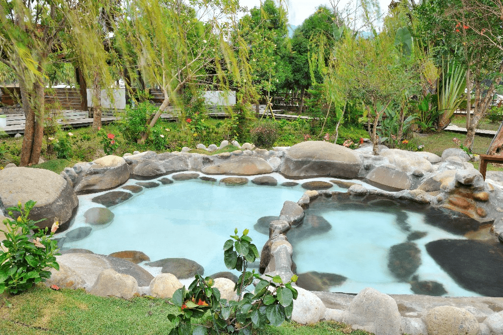 午後轉涼的苗栗大湖,適合停下腳步走進石湯溫泉,在山間泡一池剛剛好的暖湯