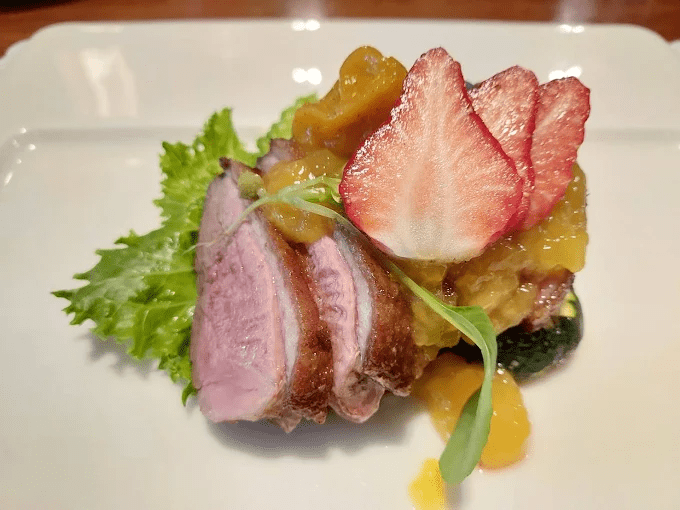 午後轉涼的苗栗大湖,適合停下腳步走進石湯溫泉,在山間泡一池剛剛好的暖湯