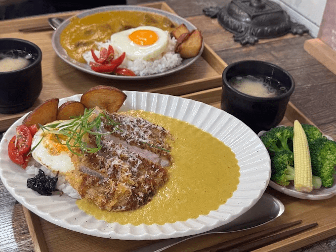 週末假日時光，許多家庭帶著帳篷與野餐墊在草地上享受愜意午後