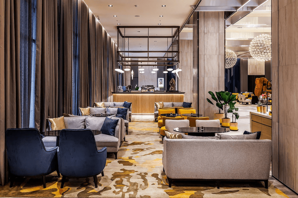 夜色落在嘉義市街頭,在嘉義福容 voco 酒店為隔天的山城旅程留一晚從容