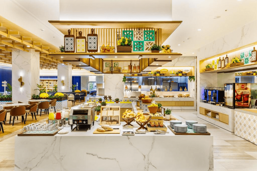 夜色落在嘉義市街頭,在嘉義福容 voco 酒店為隔天的山城旅程留一晚從容