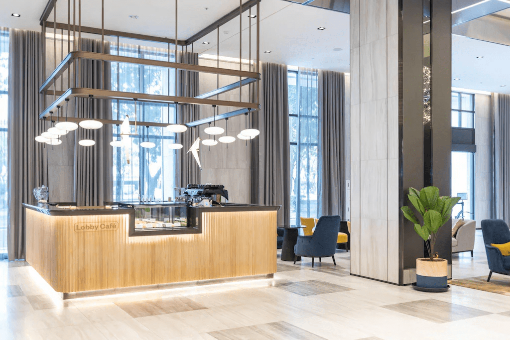 夜色落在嘉義市街頭,在嘉義福容 voco 酒店為隔天的山城旅程留一晚從容