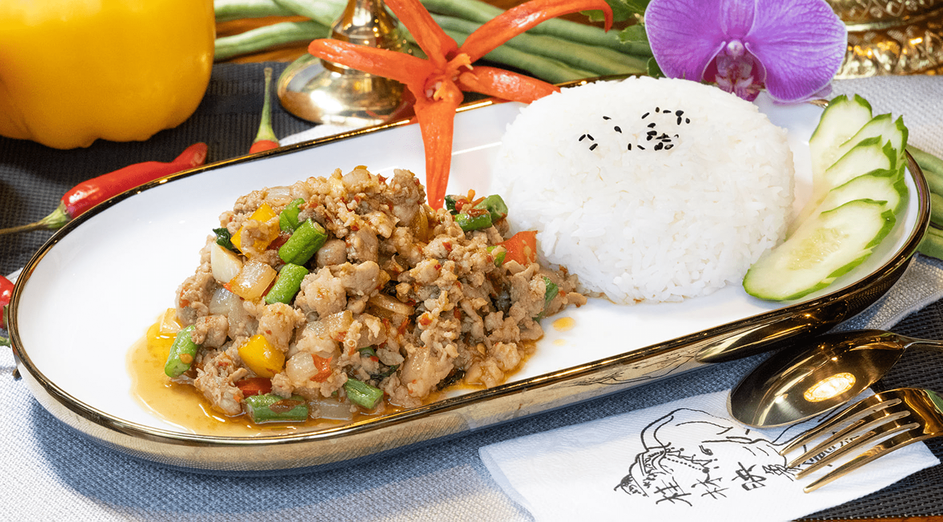 夜色落在南洋屋頂的時候，我在雲林古坑桂林映象會館坐著看山吃飯