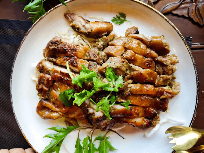 夜色落在南洋屋頂的時候，我在雲林古坑桂林映象會館坐著看山吃飯