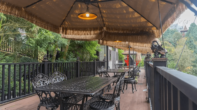 夜色落在南洋屋頂的時候，我在雲林古坑桂林映象會館坐著看山吃飯