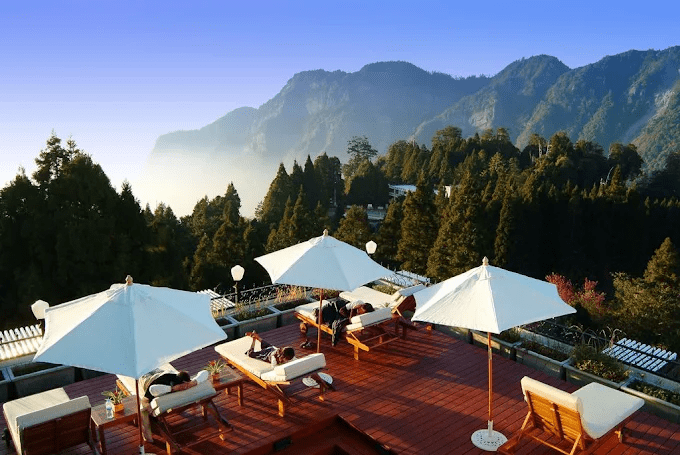 當霧氣漫過山稜，我在阿里山賓館的觀景平台靜靜看天色變化