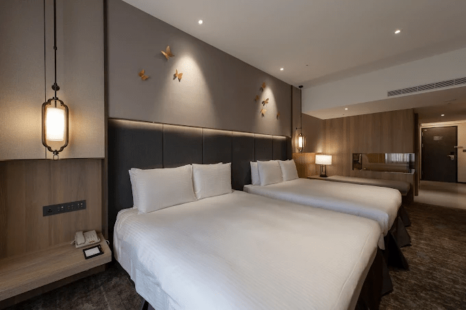 沿著台中的街道走一段路,住進舒服的飯店,讓一天在夜色裡慢慢收尾