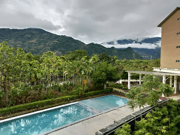 順著季節走進台灣溫泉旅館，在湖景、山景與白磺泉之間慢慢安放自己