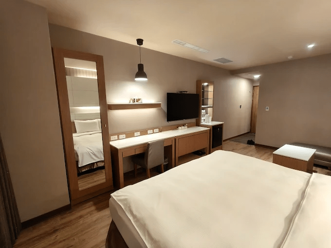 清晨光線推進城市與海岸,在花蓮飯店住下來感受山海交會的一晚