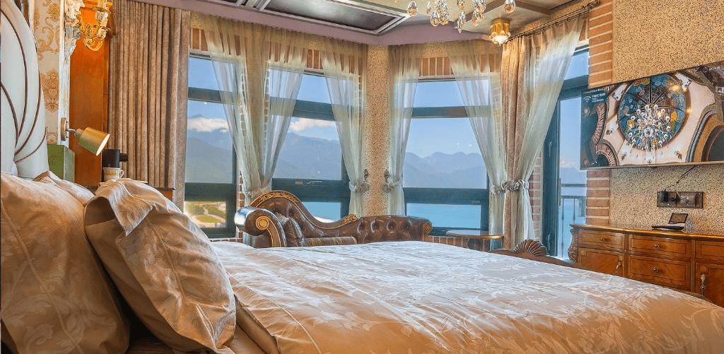 清晨光線推進城市與海岸,在花蓮飯店住下來感受山海交會的一晚