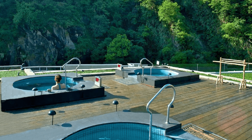 清晨光線推進城市與海岸,在花蓮飯店住下來感受山海交會的一晚