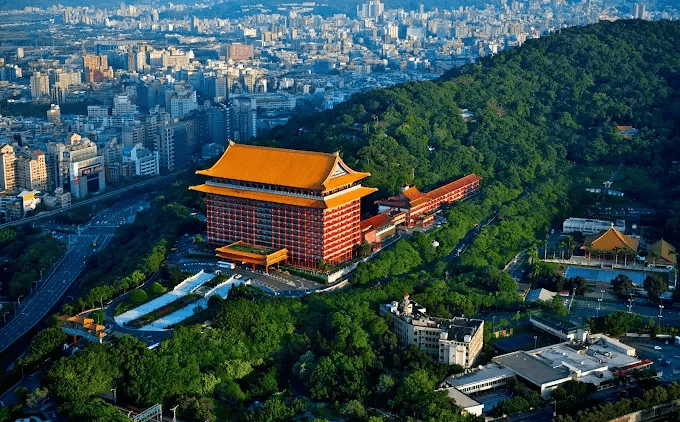 在台北城市邊緣抬頭看風景，入住圓山大飯店，把一晚交給歷史與光影流動