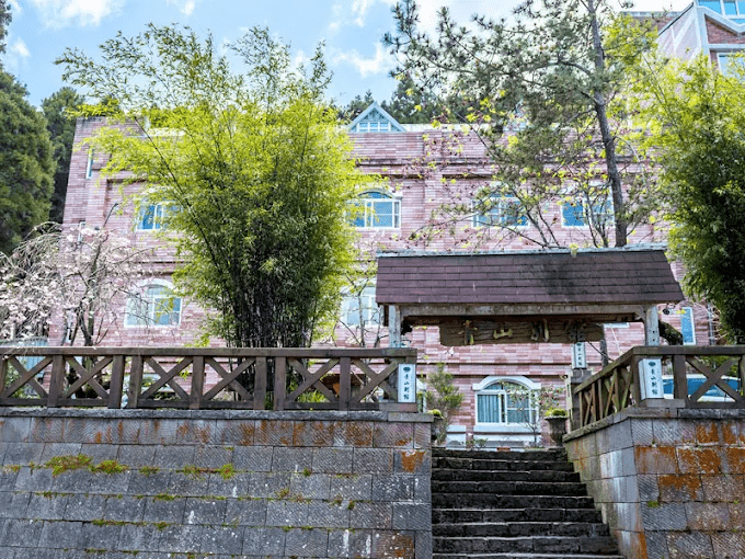 青山別館紅磚外觀與溫馨的住宿氛圍